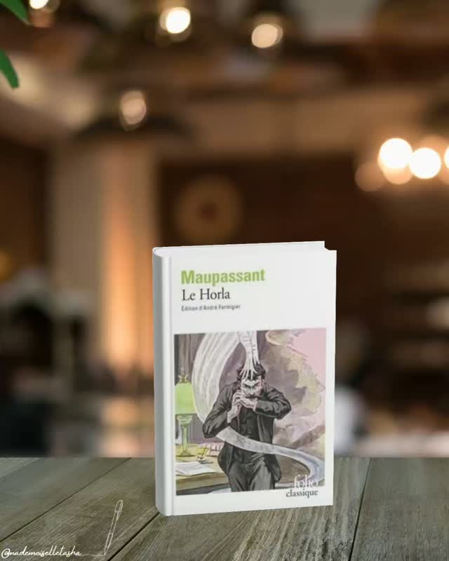 📖 Chronique du jour : Le Horla de Guy de MaupassantUne lecture qui m&rsquo;a davantage boulevers&eacute;e par sa dimension psychologique que par son aspect fantastique. Derri&egrave;re cette "pr&eacute;sence invisible", j&rsquo;ai surtout vu le portrait d&rsquo;un homme confront&eacute; &agrave; son propre esprit, &agrave; une souffrance qu&rsquo;il ne parvient pas/plus &agrave; comprendre ni &agrave; contr&ocirc;ler.C'est une lecture qui m'a fait pens&eacute; au Journal d'un fou de Gogol. Comme dans ce dernier, le journal intime nous plonge au plus pr&egrave;s de la chute du personnage et de sa solitude face &agrave; lui-m&ecirc;me.C'est une nouvelle courte, mais tr&egrave;s marquante, qui rappelle que certaines des batailles les plus difficiles sont celles que personne ne peut voir.Je recommande vivement!
.
.
.
.R&eacute;sum&eacute;:
Le Horla est une nouvelle fantastique qui raconte la lente descente dans l'angoisse et la folie d'un homme convaincu qu'une cr&eacute;ature invisible s'est empar&eacute;e de lui.
.
.
.#avislecture #lehorla #maupassant #classiquelitt&eacute;raire #fantastique