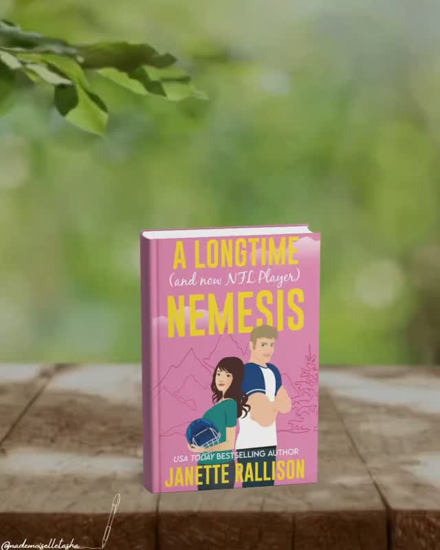 📚 A Longtime (and now NFL player) Nemesis - Janette RallisonJe dois dire que j'ai pr&eacute;f&eacute;r&eacute; ce tome 1 au tome 2 de la s&eacute;rie que j'avais lu il y a quelques mois - ce qui est assez surprenant, puisque j'ai g&eacute;n&eacute;ralement tendance &agrave; pr&eacute;f&eacute;rer le premier livre que je d&eacute;couvre dans une s&eacute;rie de tomes ind&eacute;pendants, avant que l'effet de r&eacute;p&eacute;tition ne s'installe.Et ici, ce qui a vraiment fait la diff&eacute;rence pour moi, c'est Carson. 🥰
J'ai ador&eacute; son c&ocirc;t&eacute; taquin, d&eacute;contract&eacute; et doux, ainsi que les petites ins&eacute;curit&eacute;s qu'il essaie de cacher (&ccedil;a la rendu m&ecirc;me encore plus attachant selon moi).
J'aurai d'ailleurs appr&eacute;ci&eacute; s'il &eacute;tait un peu plus pr&eacute;sent.J'ai en revanche eu un peu plus de mal avec Olivia et son manque de confiance en elle et surtout envers les hommes. Je comprends parfaitement d'o&ugrave; viennent ses ins&eacute;curit&eacute;s, mais ses doutes constants envers Carson ont parfois fini par me fatiguer.Cela dit, j'ai aim&eacute; leur romance. Carson est loin du clich&eacute; du joueur de NFL arrogant : il est gentil, respectueux et adorable avec Olivia. ❤️Nous avons ici une romance enemies to lovers, petite ville et NFL, douce et r&eacute;confortante, qui m'a rappel&eacute; ces films Hallmark qu'on regarde un apr&egrave;s-midi sous un plaid.Ce n'est pas un coup de c&oelig;ur, mais j'ai pass&eacute; un bon moment avec cette lecture !Vous aimez les romances sportives et les enemies to lovers ? 🏈💕 Alors vous allez sans doute appr&eacute;cier ce livre.
.
.
.
#janetterallison #avislecture #alongtimeandnownflplayernemesis #bookstagramfr #livres