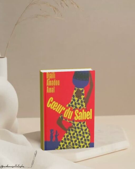 📖 Derni&egrave;re lecture d'ao&ucirc;t: C&oelig;ur du Sahel - Dja&iuml;li Amadou Amal&Agrave; chaque fois que je lis un roman de Dja&iuml;li Amadou Amal, je sens la col&egrave;re monter. Et C&oelig;ur du Sahel ne fait pas exception.Cette fois, l&rsquo;autrice nous emm&egrave;ne aupr&egrave;s de Fayd&eacute;, une jeune fille qui quitte son village du nord du Cameroun pour devenir domestique &agrave; Maroua. Elle esp&egrave;re pouvoir aider sa famille, mais d&eacute;couvre rapidement une r&eacute;alit&eacute; faite d&rsquo;exploitation, d&rsquo;humiliations, de violences et de m&eacute;pris.J&rsquo;ai &eacute;t&eacute; vraiment r&eacute;volt&eacute;e par certaines sc&egrave;nes. Et ce qui m'a particuli&egrave;rement d&eacute;&ccedil;ue, c&rsquo;est de voir que les m&eacute;canismes de domination etaient aussi reproduits par des femmes envers d&rsquo;autres femmes lorsqu&rsquo;elles acc&egrave;daient &agrave; leur tour &agrave; une forme de pouvoir.J&rsquo;ai beaucoup aim&eacute; la plume de Dja&iuml;li Amadou Amal : simple, directe, presque froide parfois. Elle ne cherche pas &agrave; en faire trop, et c&rsquo;est justement ce qui rend certaines sc&egrave;nes encore plus difficiles &agrave; lire.J&rsquo;ai eu les larmes aux yeux &agrave; plusieurs reprises. C&rsquo;est un roman parfois dur, bouleversant, mais qui laisse aussi une place &agrave; l&rsquo;espoir.C'est une lecture que je recommande vivement, tout comme ces deux autres romans Les Impatientes et Le Harem du Roi.Et vous, avez-vous d&eacute;j&agrave; lu Dja&iuml;li Amadou Amal ? Quel roman de l&rsquo;autrice avez-vous pr&eacute;f&eacute;r&eacute; ?#coeurdusahel #djailiamadouamal #lesimpatientes #leharemduroi #Lltteratureafricaine bookstagramsuisse chroniquelitteraire avislecture lectureaout