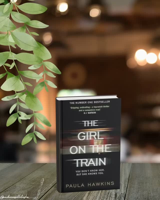 Avis de lecture: The Girl on the Train (La fille du train) de Paula Hawkins* Le r&eacute;sum&eacute; est en commentaire ! ⬇️
.
.
Mon avis:
M&ecirc;me si j&rsquo;ai &eacute;t&eacute; frustr&eacute;e pendant les premiers chapitres que je trouvais un peu lents et r&eacute;p&eacute;titifs, j&rsquo;ai bien appr&eacute;ci&eacute; cette lecture.Je n&rsquo;ai aim&eacute; aucun personnage, tous d&eacute;cevants, les uns apr&egrave;s les autres, mais l&rsquo;histoire en elle-m&ecirc;me est assez captivante pour donner envie de tourner la page afin de savoir ce qui va suivre.Plus que le suspense et le meurtre &agrave; r&eacute;soudre, ce qui m&rsquo;a le plus marqu&eacute; dans ce roman, c&rsquo;est le th&egrave;me des apparences. Tout au long de l&rsquo;intrigue, Rachel observe les gens de loin et construit des histoires &agrave; leur sujet. Elle regarde Meghan et Scott et s&rsquo;imagine qu&rsquo;ils forment un couple parfait. Elle regarde Tom et Anna et pense qu&rsquo;ils vivent la vie id&eacute;ale qu&rsquo;elle a perdue. Mais plus on apprend &agrave; connaitre ces personnages, plus on r&eacute;alise que cette perfection n&rsquo;existe pas. Cela ressemble d&rsquo;ailleurs beaucoup &agrave; ce qui se passe sur les r&eacute;seaux sociaux, nous regardons les photos des autres, leurs voyages, leurs r&eacute;ussites, leurs moments de bonheur et nous nous persuadons qu&rsquo;ils ont une vie meilleure que la n&ocirc;tre. Pourtant, derri&egrave;re les apparences, chacun a ses probl&egrave;mes, ses souffrances et ses propres combats.En fin de compte, malgr&eacute; mes r&eacute;serves, je recommande ce roman. Les th&egrave;mes abord&eacute;s sont int&eacute;ressants et l&rsquo;intrigue est assez captivante pour donner envie de tourner les pages : l'histoire engendre tellement de frustrations qu'on veut absolument savoir comment elle se termine (lol). Je le conseille surtout aux amateurs de thrillers psychologiques et d'histoires qui explorent les th&egrave;mes de la m&eacute;moire, des apparences et de l&rsquo;obsession.
.
💬 Tu l'as lu ou il est dans ta pile &agrave; lire ? Quel est le thriller qui t'a le plus marqu&eacute;(e) r&eacute;cemment ? 👇
.
#lafilledutrain #thegirlonthetrain #paulahawkins #avislecture #chroniquelitteraire #bookstagramfrance #bookstagramsuisse #thrillerpsychologique #livreaddict #lectureterminee