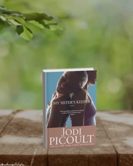 📖 My Sister&rsquo;s Keeper - Jodi PicoultPour ma deuxi&egrave;me lecture de septembre, j&rsquo;ai enfin sorti de ma PAL ce roman que je redoutais un peu &agrave; cause des th&egrave;mes qu'il aborde.Et quelle lecture&hellip; 💔My Sister&rsquo;s Keeper raconte l&rsquo;histoire d&rsquo;Anna, une adolescente con&ccedil;ue pour &ecirc;tre g&eacute;n&eacute;tiquement compatible avec sa s&oelig;ur Kate, atteinte de leuc&eacute;mie. Lorsque sa famille attend d&rsquo;elle qu&rsquo;elle fasse un don de rein, Anna d&eacute;cide de r&eacute;clamer le droit de disposer de son propre corps.Au-del&agrave; de l&rsquo;histoire judiciaire, Jodi Picoult nous plonge dans un v&eacute;ritable dilemme moral : jusqu&rsquo;o&ugrave; peut-on aller pour sauver quelqu&rsquo;un que l&rsquo;on aime ? Et &agrave; quel moment les besoins d&rsquo;un enfant commencent-ils &agrave; &ecirc;tre sacrifi&eacute;s au profit d&rsquo;un autre ?J&rsquo;ai &eacute;t&eacute; particuli&egrave;rement touch&eacute;e par Anna et Jesse, ces deux enfants qui grandissent dans l&rsquo;ombre de la maladie de Kate. J&rsquo;ai &eacute;galement trouv&eacute; Sara extr&ecirc;mement difficile &agrave; appr&eacute;hender : je pouvais comprendre son d&eacute;sir de sauver sa fille tout en &eacute;tant profond&eacute;ment frustr&eacute;e par certains de ses choix.J&rsquo;ai eu quelques r&eacute;serves concernant la narration et la multiplication des points de vue, qui ralentissent parfois le r&eacute;cit. Mais malgr&eacute; cela, ce roman m&rsquo;a profond&eacute;ment &eacute;mue.Et cette fin&hellip; 💔Je ne dirai &eacute;videmment rien pour ne pas spoiler, mais ce livre m&rsquo;a fait fondre en larmes.Une lecture bouleversante sur la famille, l&rsquo;amour, la culpabilit&eacute;, l&rsquo;autonomie et les choix impossibles.
.
.
#mysisterskeeper #maviepourlatienne #jodipicoult #avislecture #chroniquelitteraire #lectureseptembre #lecturedifficile #stylenarratif #jerecommande #livre&eacute;motionnel #bookstagramfr #bookstagramsuisse #critiquelitteraire
