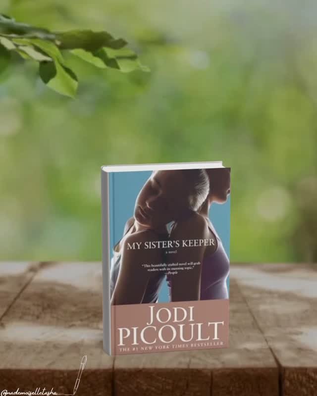 📖 My Sister&rsquo;s Keeper - Jodi PicoultPour ma deuxi&egrave;me lecture de septembre, j&rsquo;ai enfin sorti de ma PAL ce roman que je redoutais un peu &agrave; cause des th&egrave;mes qu'il aborde.Et quelle lecture&hellip; 💔My Sister&rsquo;s Keeper raconte l&rsquo;histoire d&rsquo;Anna, une adolescente con&ccedil;ue pour &ecirc;tre g&eacute;n&eacute;tiquement compatible avec sa s&oelig;ur Kate, atteinte de leuc&eacute;mie. Lorsque sa famille attend d&rsquo;elle qu&rsquo;elle fasse un don de rein, Anna d&eacute;cide de r&eacute;clamer le droit de disposer de son propre corps.Au-del&agrave; de l&rsquo;histoire judiciaire, Jodi Picoult nous plonge dans un v&eacute;ritable dilemme moral : jusqu&rsquo;o&ugrave; peut-on aller pour sauver quelqu&rsquo;un que l&rsquo;on aime ? Et &agrave; quel moment les besoins d&rsquo;un enfant commencent-ils &agrave; &ecirc;tre sacrifi&eacute;s au profit d&rsquo;un autre ?J&rsquo;ai &eacute;t&eacute; particuli&egrave;rement touch&eacute;e par Anna et Jesse, ces deux enfants qui grandissent dans l&rsquo;ombre de la maladie de Kate. J&rsquo;ai &eacute;galement trouv&eacute; Sara extr&ecirc;mement difficile &agrave; appr&eacute;hender : je pouvais comprendre son d&eacute;sir de sauver sa fille tout en &eacute;tant profond&eacute;ment frustr&eacute;e par certains de ses choix.J&rsquo;ai eu quelques r&eacute;serves concernant la narration et la multiplication des points de vue, qui ralentissent parfois le r&eacute;cit. Mais malgr&eacute; cela, ce roman m&rsquo;a profond&eacute;ment &eacute;mue.Et cette fin&hellip; 💔Je ne dirai &eacute;videmment rien pour ne pas spoiler, mais ce livre m&rsquo;a fait fondre en larmes.Une lecture bouleversante sur la famille, l&rsquo;amour, la culpabilit&eacute;, l&rsquo;autonomie et les choix impossibles.
.
.
#mysisterskeeper #maviepourlatienne #jodipicoult #avislecture #chroniquelitteraire #lectureseptembre #lecturedifficile #stylenarratif #jerecommande #livre&eacute;motionnel #bookstagramfr #bookstagramsuisse #critiquelitteraire