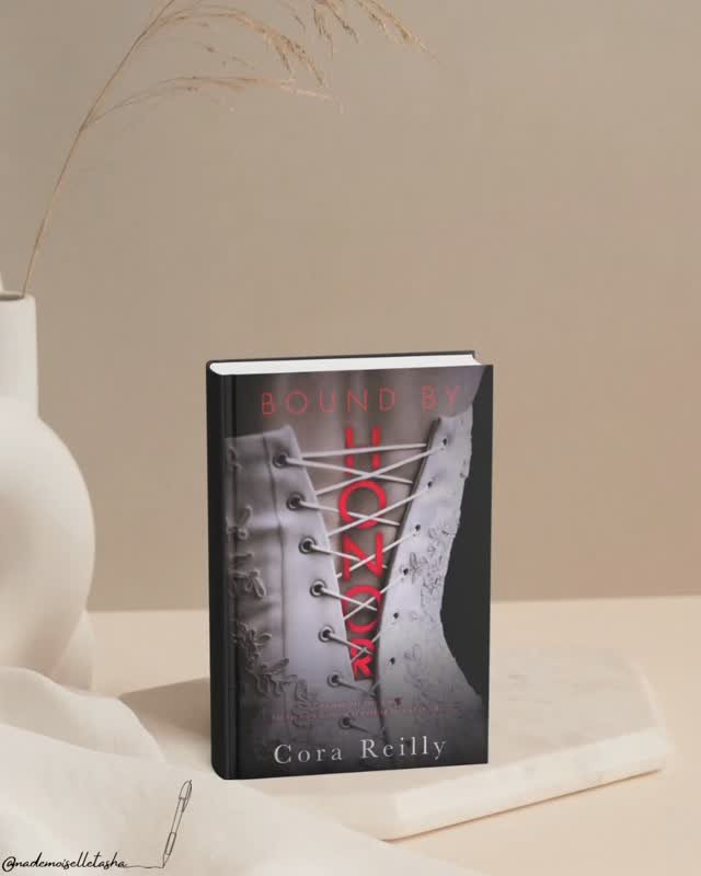 📚 Bound by honor ( born in blood mafia chronicles 1) by Cora ReillyAria Scuderi, fille d'une puissante famille marieuse de Chicago,  est forc&eacute;e d'&eacute;pouser Luca Vitiello, l'h&eacute;ritier redout&eacute; de la mafia new-yorkaise, afin de sceller la paix entre deux cland rivaux. Terrifi&eacute;e par la r&eacute;putation violente de son futur mari, elle n'a d'autre choix que de tenter de gagner sa confiance et de d&eacute;couvrir l'homme qui se cache derri&egrave;re le monstre que tout le monde d&eacute;crit.Pr&eacute;misse int&eacute;ressant, lecture pourtant mitig&eacute;e.Le roman se lit tr&egrave;s rapidement.
M&ecirc;me s'il ne se passe finalement pas grand chose pendant une bonne partie de l'histoire,  j'ai continu&eacute; &agrave; tourner les pages sans trop de difficult&eacute;.
En somme, c'est un roman divertissant, mais peu convaincant sur le fond.
.
.
Mon avis compl&egrave;t sur mon blog (lien dans la bio)
.
.
#avislecture #boundbyhonor !#dᴀʀᴋrᴏᴍᴀɴᴄᴇ #corareillybooks #romancemafia