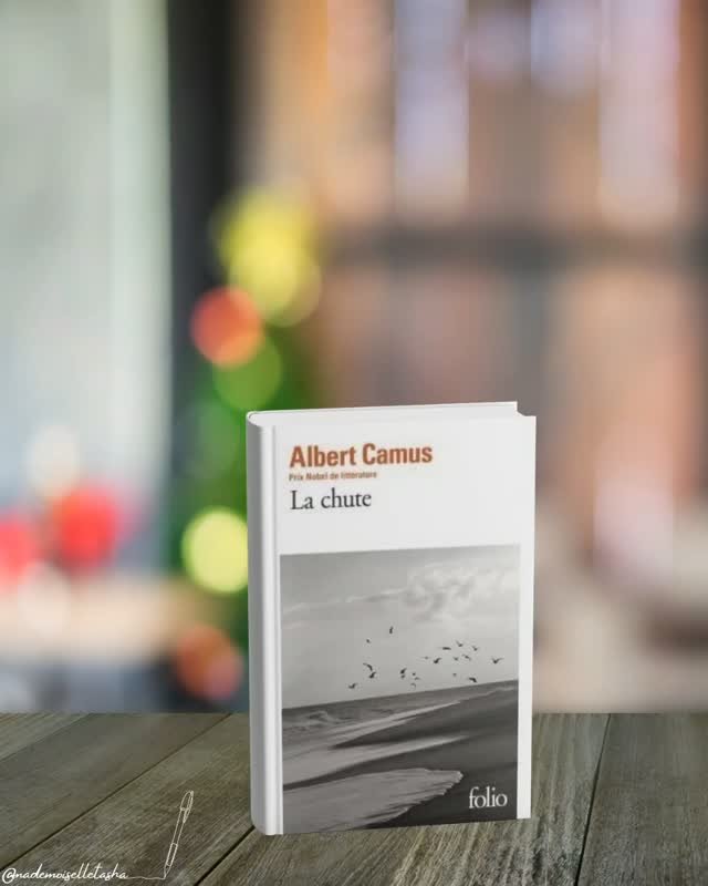 📚 Avis lecture: La Chute - Albert Camus

La Chute raconte l&rsquo;histoire de Jean-Baptiste Clamence, un ancien avocat parisien qui se confie &agrave; un inconnu dans un bar d&rsquo;Amsterdam. Au fil de ce long monologue, il revient sur sa vie, ses convictions et les &eacute;v&eacute;nements qui l&rsquo;ont conduit &agrave; remettre en question l&rsquo;image qu&rsquo;il avait de lui-m&ecirc;me.
&Agrave; travers ce personnage et son discours ambigu, Albert Camus explore notamment la culpabilit&eacute;, la responsabilit&eacute; individuelle, l&rsquo;hypocrisie et la condition humaine.

******
Roman complexe et tr&egrave;s bien &eacute;crit. 
Certaines id&eacute;es continuent de nous accompagner apr&egrave;s avoir referm&eacute; le livre, et on peut m&ecirc;me avoir envie d&rsquo;y revenir pour mieux comprendre les subtilit&eacute;s du discours de Clamence.

Je recommande donc La Chute &agrave; celles et ceux qui aiment les romans introspectifs, les personnages ambigus et les &oelig;uvres qui nous poussent &agrave; questionner nos certitudes. 

Ce n&rsquo;est peut-&ecirc;tre pas le livre le plus facile &agrave; aborder, mais il offre de nombreuses pistes de r&eacute;flexion &agrave; qui accepte de prendre le temps de l&rsquo;&eacute;couter.
.
.
Lire ma chronique compl&egrave;te sur mon blog (lien dans ma bio)
.
.
#avislecture #albertcamus #lachute #classiquelitt&eacute;raire #blogpost