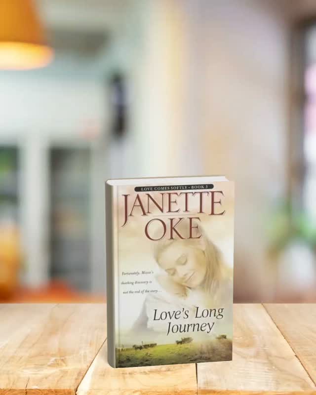 J&rsquo;ai termin&eacute; Love&rsquo;s Long Journey, le troisi&egrave;me tome de la s&eacute;rie Love Comes Softly de Janette Oke.J&rsquo;ai ador&eacute; retrouver Missy et Willie dans leurs premiers pas de jeunes mari&eacute;s. Leur amour est doux, solide et plein de simplicit&eacute;.Ce n&rsquo;est pas un roman rempli d&rsquo;action : le rythme est calme et parfois lent. Mais si, comme moi, vous aimez les histoires centr&eacute;es sur la famille, la foi, le mariage et la construction d&rsquo;un foyer, c&rsquo;est une lecture tr&egrave;s r&eacute;confortante.J&rsquo;ai particuli&egrave;rement aim&eacute; voir Missy apprendre &agrave; faire de ce nouvel endroit son v&eacute;ritable chez-elle. La foi est aussi tr&egrave;s pr&eacute;sente, de mani&egrave;re simple et naturelle, ce qui fait tout le charme de cette s&eacute;rie.En gros, c&rsquo;est une belle romance chr&eacute;tienne, tendre et apaisante, malgr&eacute; quelques longueurs.Avez-vous d&eacute;j&agrave; lu cette s&eacute;rie de Janette Oke ? 📚#janetteoke #lovecomessoftly #christianromance #bookstagram #lecturedumoment romancehistorique avislecture bookreview livres