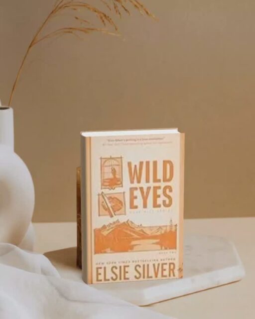 J&rsquo;ai termin&eacute; Wild Eyes d&rsquo;Elsie Silver, le deuxi&egrave;me tome de la s&eacute;rie Rose Hill.Wild eyes suit Skylar, une star de la country en qu&ecirc;te de libert&eacute;, qui trouve refuge dans une petite ville o&ugrave; elle croise West, un p&egrave;re c&eacute;libataire au grand c&oelig;ur, dans une romance douce et r&eacute;confortante.******J&rsquo;ai pr&eacute;f&eacute;r&eacute; ce tome au premier, principalement gr&acirc;ce &agrave; West. Il est dr&ocirc;le, lumineux, easy-going et change des h&eacute;ros grumpy qu&rsquo;on voit partout dans ce genre de romance. J&rsquo;ai aussi beaucoup aim&eacute; les th&egrave;mes abord&eacute;s, &agrave; savoir la reconstruction, la gu&eacute;rison et la famille, sans oublier les enfants de West, qui apportent beaucoup de tendresse au r&eacute;cit. 🤍En revanche, j&rsquo;ai trouv&eacute; le roman beaucoup trop long. Certains passages tra&icirc;nent vraiment en longueur. Aussi j&rsquo;aurais aim&eacute; davantage d&rsquo;interactions avec les personnages du tome pr&eacute;c&eacute;dent ou de l&rsquo;univers Rose Hill. Les sc&egrave;nes intimes &eacute;taient aussi beaucoup plus crues que ce &agrave; quoi je m&rsquo;attendais, et certaines m&rsquo;ont compl&egrave;tement sortie de l&rsquo;histoire.
.
.
.
Bref, c&rsquo;est une romance small town agr&eacute;able avec un h&eacute;ros attachant et de beaux messages, mais qui aurait gagn&eacute; &agrave; &ecirc;tre plus courte et un peu moins explicite.Et vous, avez-vous lu la s&eacute;rie Rose Hill ? Qu&rsquo;avez-vous pens&eacute; de ce tome 2 ? 📚#elsiesilver #wildeyes #rosehill #bookstagram #romancebooks #smalltownromance #singledadromance #romancereader #avislecture #bookreview