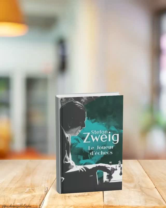 Chronique lecture &ndash; Le Joueur d'&eacute;checs de Stefan ZweigJ'ai enfin d&eacute;couvert Stefan Zweig avec Le Joueur d'&eacute;checs, et je comprends pourquoi cette nouvelle est devenue un classique.Je ne m'attendais vraiment pas &agrave; ce qu'un simple jeu d'&eacute;checs serve de point de d&eacute;part &agrave; une r&eacute;flexion aussi profonde sur la torture psychologique, le traumatisme et la fragilit&eacute; de l'esprit humain.Ce qui m'a le plus marqu&eacute;e, c'est la mani&egrave;re dont Zweig montre que l'isolement peut devenir une v&eacute;ritable arme. Les &eacute;checs, qui permettent au Dr B. de survivre &agrave; sa captivit&eacute;, finissent aussi par devenir son obsession.Tr&egrave;s belle lecture, courte, intense et &eacute;tonnamment moderne, qui m'a donn&eacute; envie de d&eacute;couvrir d'autres &oelig;uvres de l'auteur.
.
.
.
r&eacute;sum&eacute;:Un inconnu parvient &agrave; tenir t&ecirc;te au redoutable Czentovic, champion du monde aussi g&eacute;nial que peu aimable. Difficile pourtant de croire qu&rsquo;il n&rsquo;a pas touch&eacute; un &eacute;chiquier depuis vingt ans. Intrigu&eacute;s, les passagers du paquebot cherchent &agrave; percer ce myst&egrave;re, que le narrateur finira par &eacute;clairer : cet homme a acquis son savoir dans des conditions atroces, issues des exp&eacute;riences nazies d&rsquo;isolement total, o&ugrave; l&rsquo;esprit, pouss&eacute; aux fronti&egrave;res de la folie, d&eacute;veloppe des facult&eacute;s insoup&ccedil;onn&eacute;es.
.
.
.
Et vous, quel est votre Zweig pr&eacute;f&eacute;r&eacute; ? 📚#lejoueurdechecs #stefanzweig #chroniquelecture #avislecture #classiques litt&eacute;rature bookstagram lecturedumoment